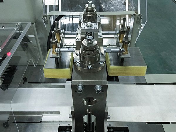 horizontal flow wrap machine